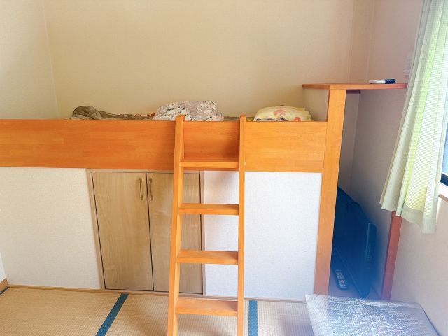 寮はこんな感じです。
部屋の中にお風呂もお手洗いもついております。