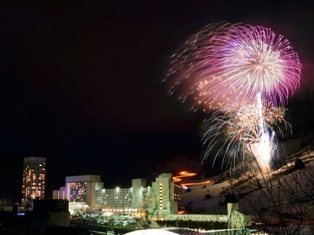 苗場では冬に花火が打ちあがります！
澄んだ夜空を彩る冬花火は夏とは違った良さがあります！