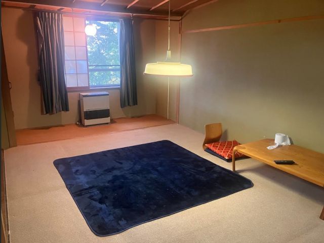 お部屋はこんな感じで広々しています。
ご友人同士は同じお部屋になります。