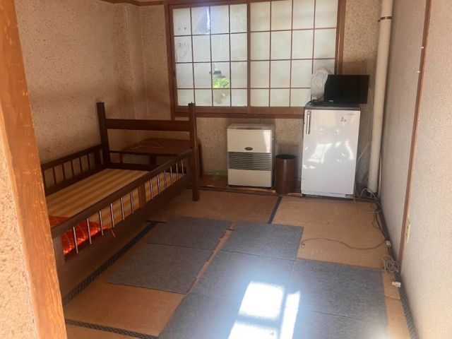 お部屋はこんな感じで古いですが個室寮です。