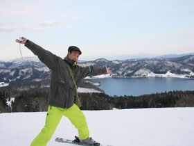 リフト券・レンタル無料なので、日中に滑りに行くことができます！