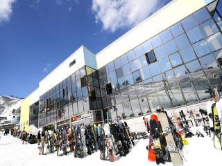 西日本最大級のスキー場のセンターハウス内での清掃業務となります！