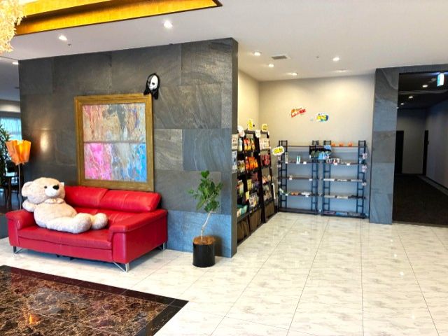 フロント回りは色合いもまとまっており、堅苦しすぎない雰囲気の職場です☆