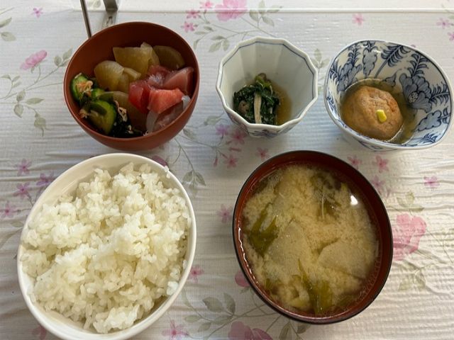 ある日のお食事です。
たくさん食べて、お仕事に励んでください！