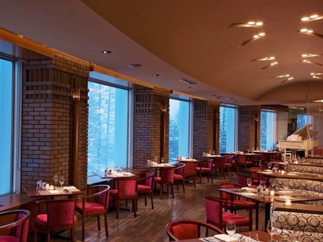 バー＆グリル メルト
羊蹄山を望む　広めのブース席で地元の食材を楽しめるレストラン