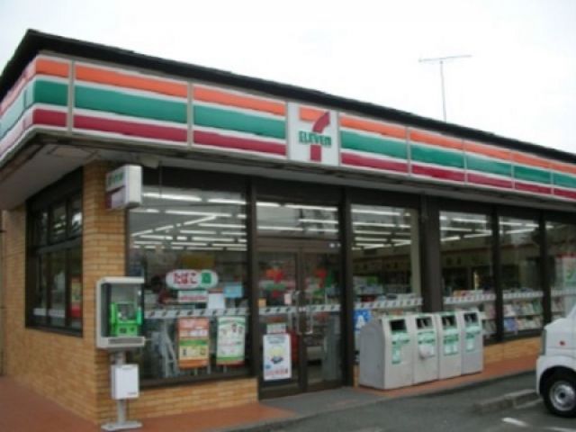 徒歩圏内にコンビ二が2つあります!!
近くからスーパーへもバスで行けます♪