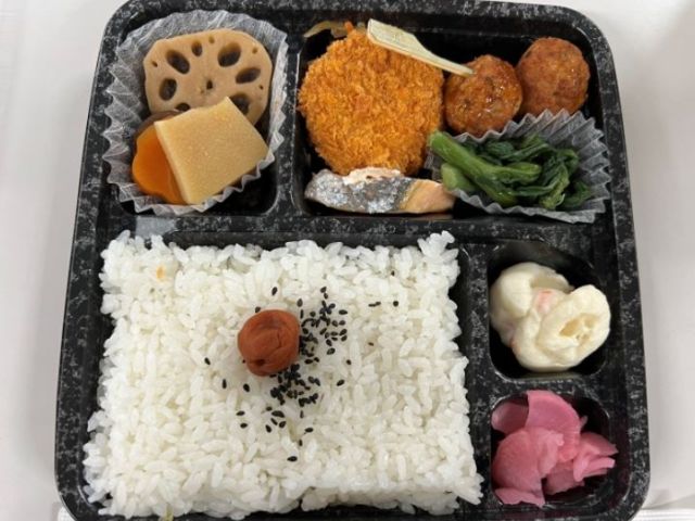 日によってはお弁当の支給もあります。♪