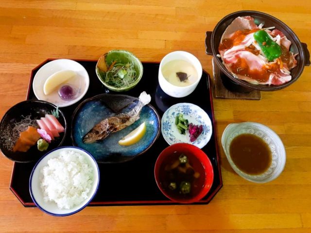 お客様のもとに運んでいただくお食事の一例です！ホール業務をお任せします！