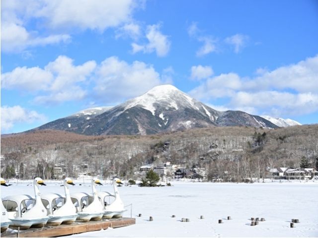 冬の湖の写真です。雪が降った湖は神秘的！