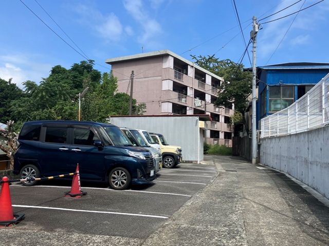 寮の外観はこんな感じ!!
坂道は多いので通勤はスニーカーがいいです♪