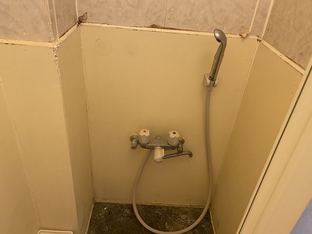 お部屋の中にシャワー室があります。