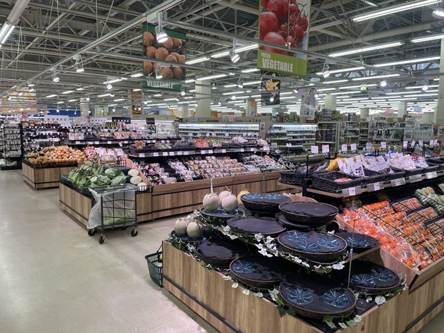 広いスーパーが徒歩２分！薬局や100円ショップ、ニトリもあります！