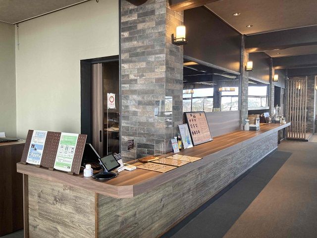 職場環境：ダイニングカウンター。お客様のご注文をこちらで受けて頂き、料理提供をします。