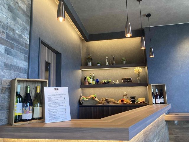 職場環境：ワインカウンター。こちらでお客様に信州産のワインをご提供いたします。