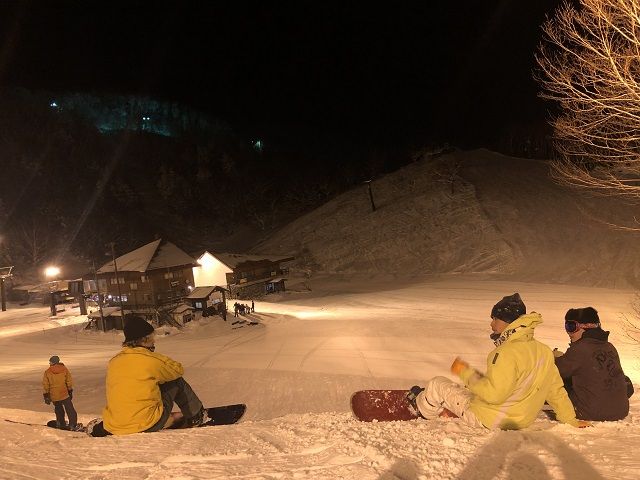 ナイター付きのリフト券だから、ナイターを楽しむスタッフさんも多いです！