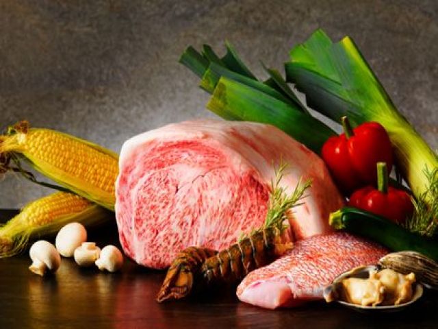 地元食材、旬の食材を使用したお料理を提供頂きます。