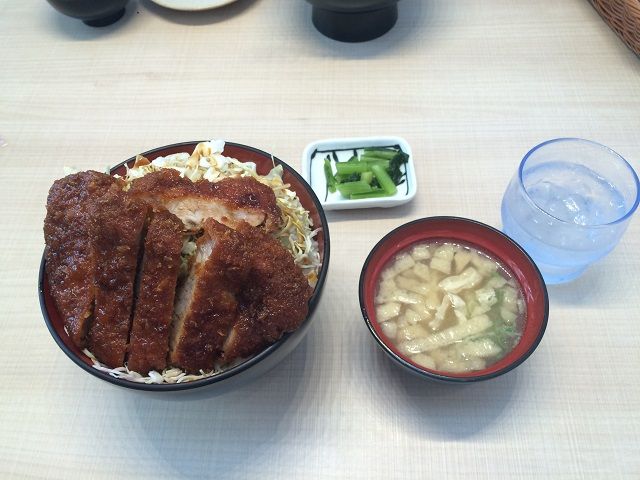 従業員食堂の一例です。