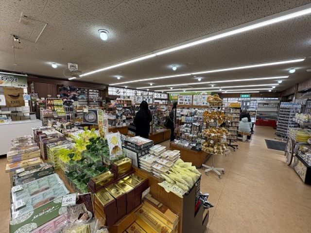 観光地の昔ながらのお土産物屋さんです！