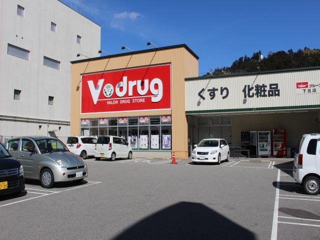 コンビニ、スーパー、ドラックストアもあり、生活便利ですよ♪