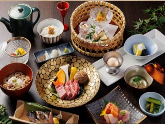 お食事の提供業務含めお願いします。