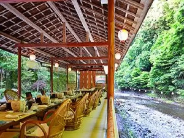 川床での珍しい勤務体験をぜひ！！
6月ごろには蛍も見れるかも♪