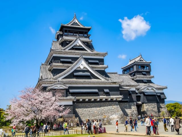 高速バスで福岡から１本で行けます。休日は色々お出かけしてくださいね。