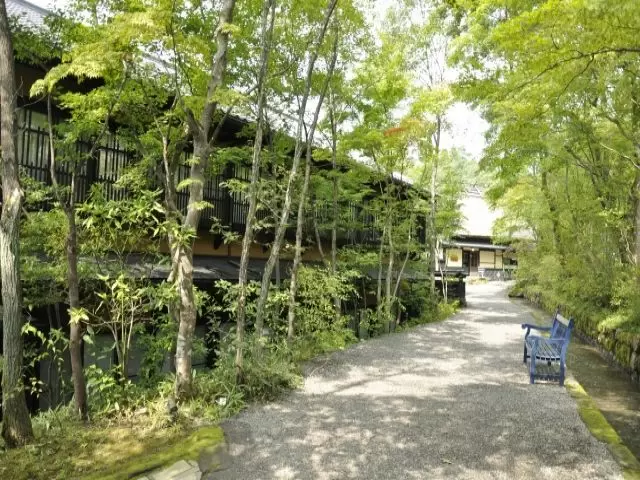 黒川温泉の旅館でフロントのお仕事です。