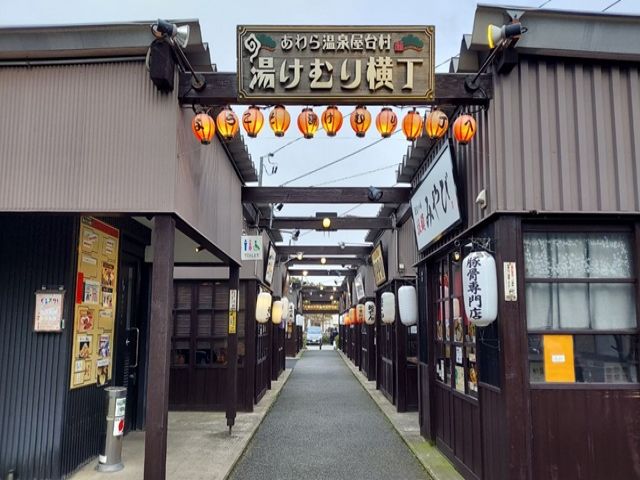 最寄り駅近くにある屋台です。
周りには温泉旅館もあり、観光も楽しめます☆