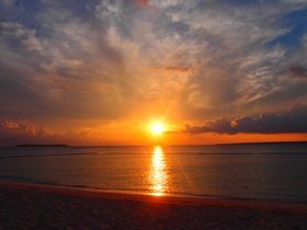 水平線に沈む夕日がすぐ近く♪♪