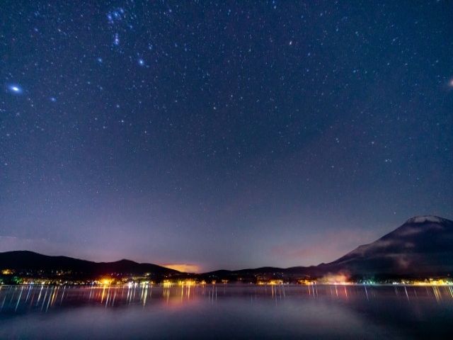 ★四季折々の姿を見せる山中湖畔★
湖畔に反射する富士山は息を飲む美しさです！