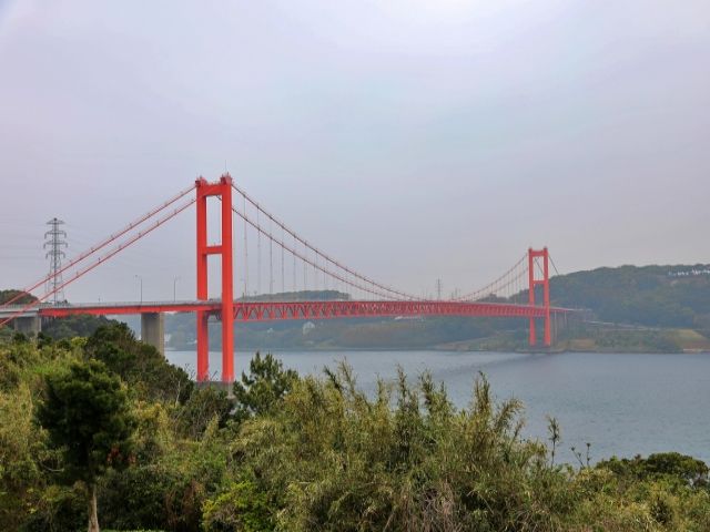 本土と平戸を結ぶ平戸大橋は人気写真スポット。夜になるとイルミネーションが灯り幻想的です。