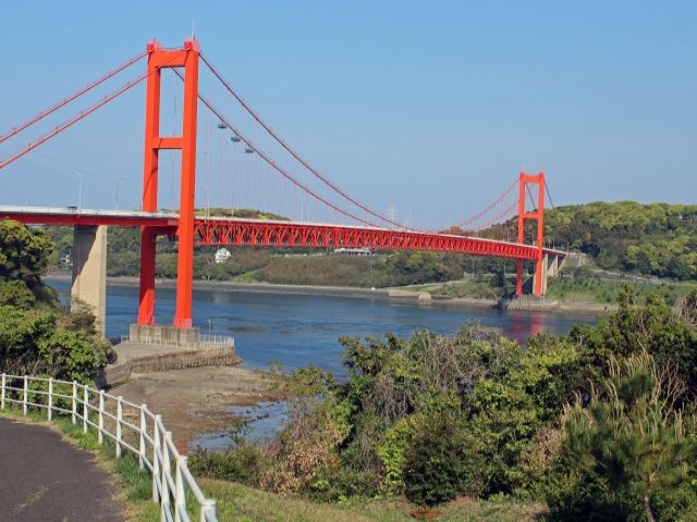 本土と平戸を結ぶ平戸大橋は人気写真スポット。夜になるとイルミネーションが灯り幻想的です。