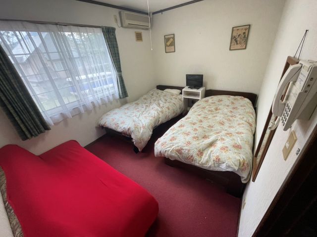 綺麗な寮です！2人部屋の相部屋です！ベッドのお部屋と布団のお部屋があります！
