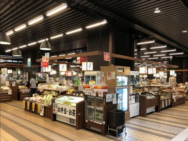 越後湯沢駅まで行くとお土産屋さんや飲食店はもちろん、コンビニ・ドラッグストア・スーパーも！