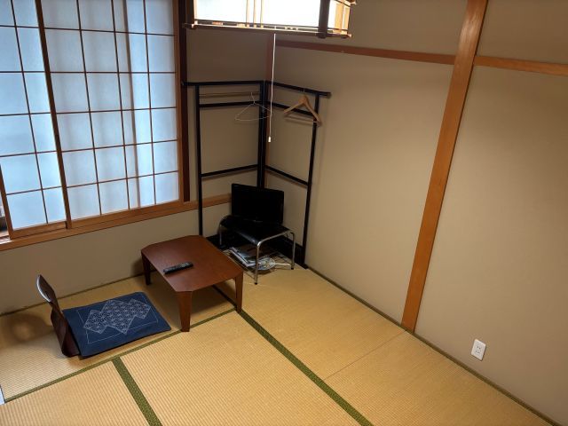 男子寮は駐車場にあり、女子寮は他のお宿さんを借りています!!
お部屋も清潔で住み心地良し！