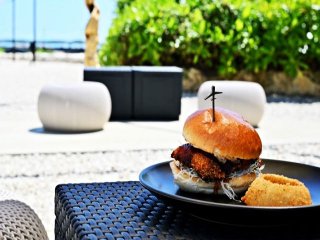 ＼宮古島で有名なハンバーガーショップでの勤務♪／