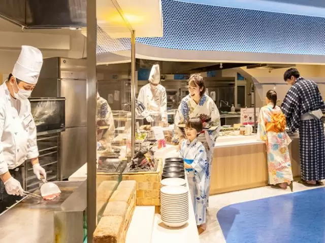 バイキング会場は青基調のお洒落なレストランです♪ 笑顔でおもてなししてください!