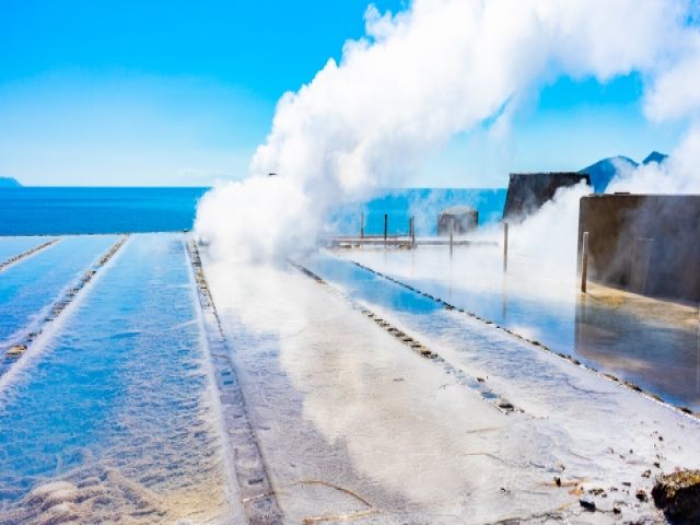 砂蒸し温泉が有名な指宿で温泉ライフを楽しんでください。