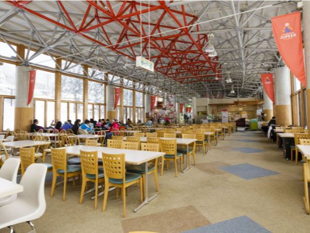 フードコートレストランで接客業務☆