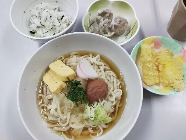 人気の清掃のお仕事です。
美味しい賄いが一日2食出ます!