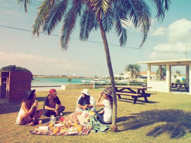 休みの日は仲間と海近ピクニック☆彡
