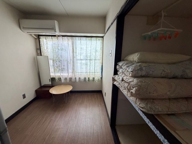 寮は4.5畳ほどと小さく古い建物ですが、キッチンとトイレがついているのが嬉しい！