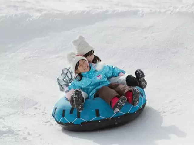 メインシーズンは春~秋ですが、冬は辺り一面銀世界になり海外から人気のテーマパークです*