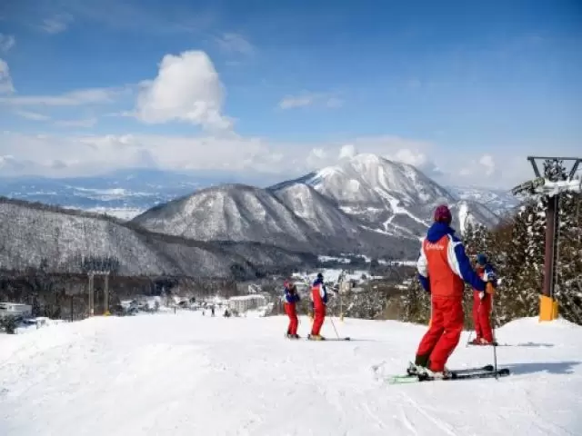 《アットホームな職場!》
スキー場直結のホテルで一緒に働く方大募集!