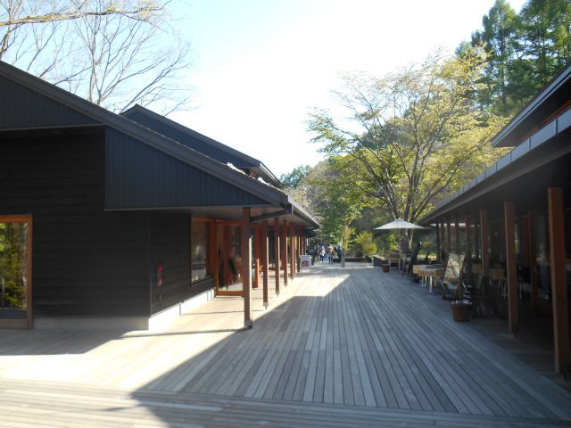 休日は軽井沢の有名観光地「ハルニレテラス」でランチやお買い物もいいですよ～！