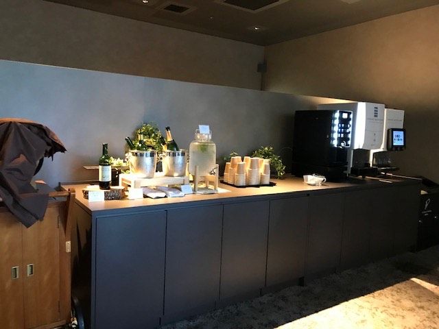 ホテルラウンジがメインのお仕事！
お客様に笑顔で接客をお願いします！