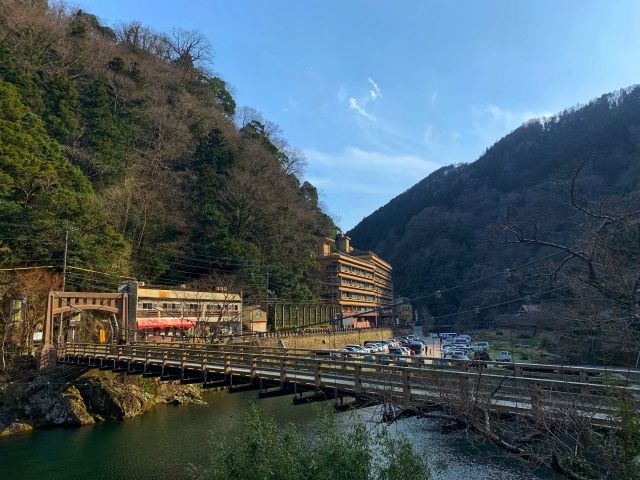 湯原温泉は自然豊な温泉地で、露天風呂が有名です。