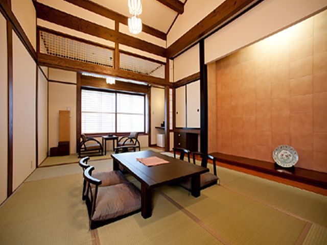 客室は広々しており、外にはガス灯が灯されています☆