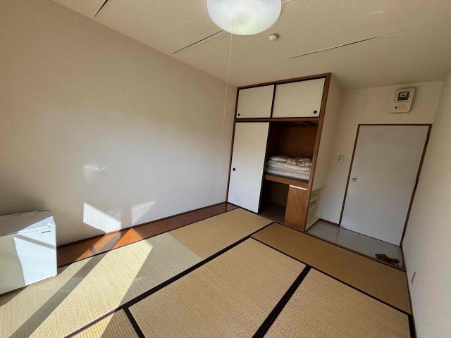 寮のお写真はこちら♪
綺麗な和室タイプのお部屋となります♪