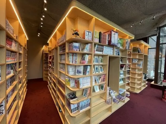 名物の漫画カフェ！なんと1万冊も漫画があるそうです！！